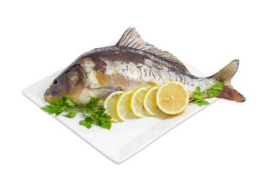 Üzerinde yemek pişirme için hazırlanan ayna sazan