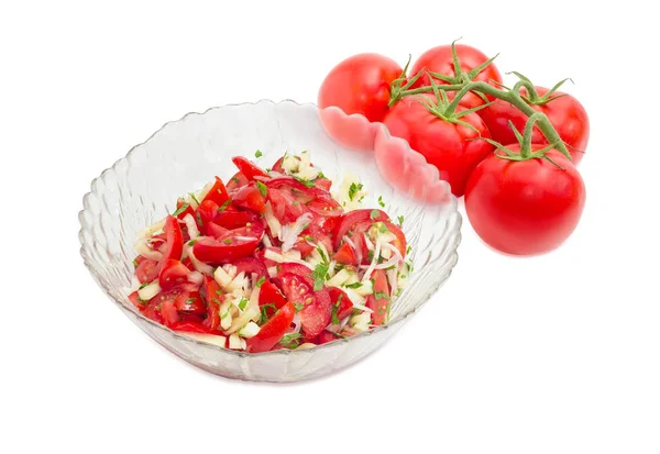 Salade de tomates contre grappe de tomates fraîches — Photo