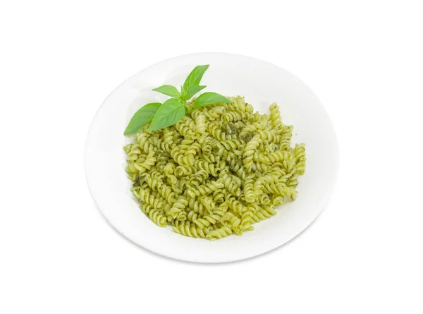 Kokta spiral pasta med sås pesto på vita maträtt — Stockfoto