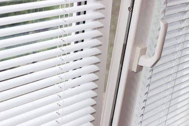 Venedik Panjur ile biraz açık modern plastik pencere