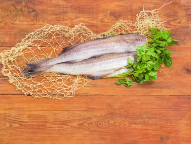 Bir ahşap yüzeyde hake pişmemiş mürekkep