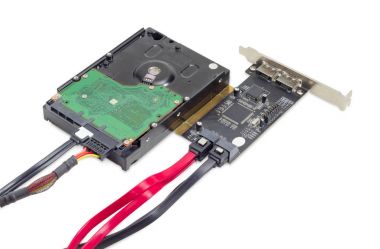 Sabit disk sürücü ve disk dizi denetleyicisi kartı kabloları ile