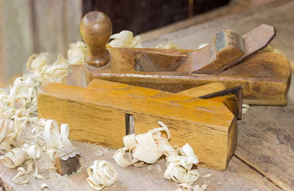 Två gamla trähus hand flygplan på gamla träbearbetning workbench — Stockfoto