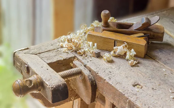 Fragmento de banco de trabajo de madera viejo con dos plano de mano de madera —  Fotos de Stock