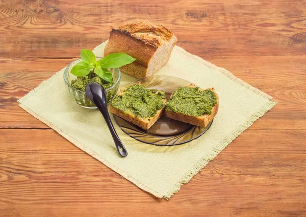 Szendvicsek, pesto, pesto szósz, és egy szalvétára kenyér — Stock Fotó