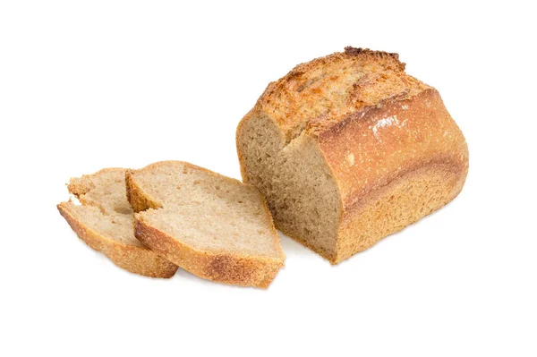 Pão de massa de trigo fatiado parcialmente em um fundo branco — Fotografia de Stock