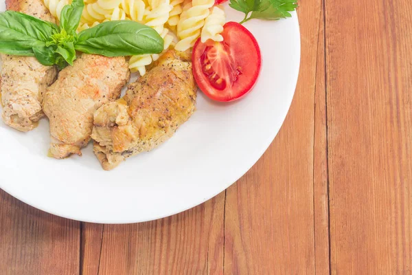 Vlees rollades belegde, spiraal pasta en tomaat closeup — Stockfoto