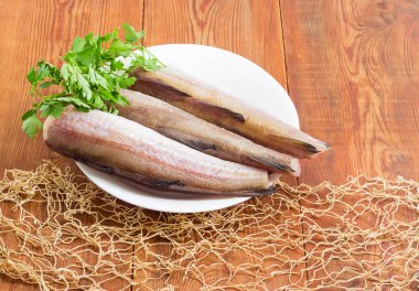 Pişmemiş Alaska pollock leşleri balıkçılık ile ahşap yüzeyde