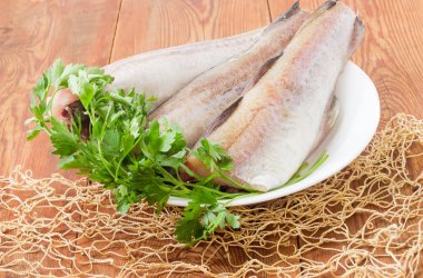 Pişmemiş Alaska pollock leşleri yemek üzerine maydanoz ile