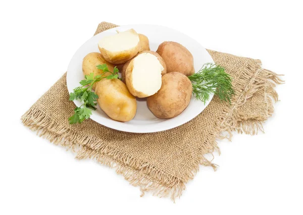 Картофель, вареный в их коже, украшенный травами на блюде — стоковое фото