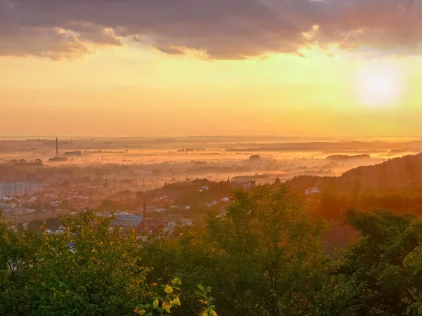 Nascer do sol sobre os arredores da cidade — Fotografia de Stock