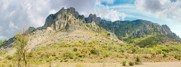 Bergpanorama mit verwitterten Felsen — Stockfoto