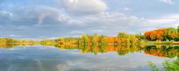 Forêt d'automne et parc au bord du lac — Photo