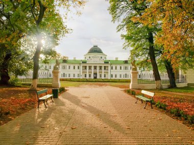 Sonbahar park ve neoklasik Sarayı sokakta