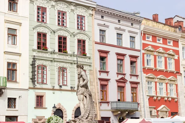 Edificios en el lado oeste de la plaza Rynok en Lviv, Ucrania — Foto de Stock