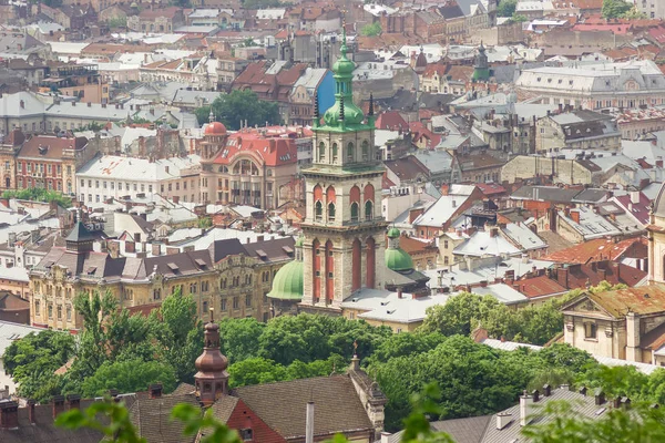 Кам'яниці башта та дахи Старого міста у Львові — стокове фото