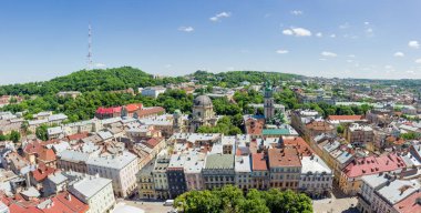 Doğu tarafında Rynok Meydanı ve Old Town Lviv