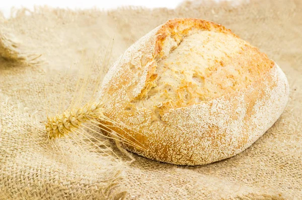 小麦酵母面包小麦耳朵上麻布 — 图库照片