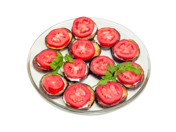 Posiekane przez okręgi smażone bakłażany z sosem czosnkowym i pomidorami — Zdjęcie stockowe
