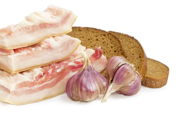 Gesalzener Schweinebauch und Knoblauch gegen Brot Nahaufnahme — Stockfoto