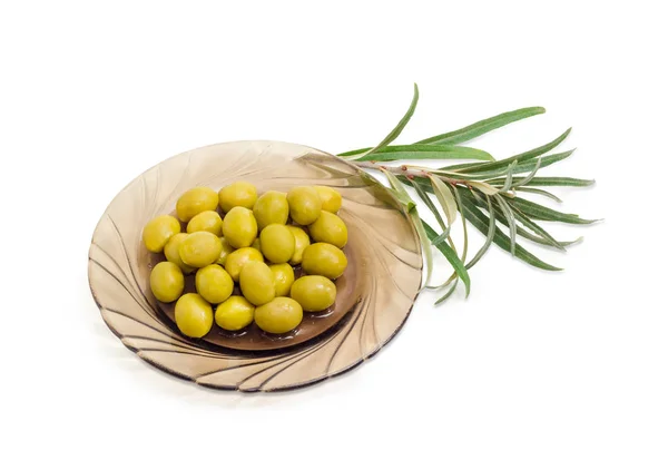 Olives vertes sur soucoupe et branche d'olivier — Photo