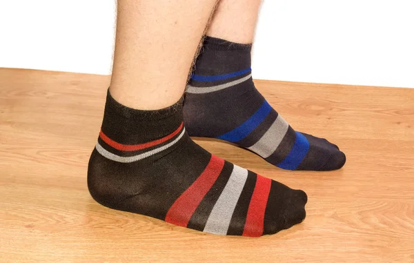 Différentes chaussettes pour hommes sur les jambes d'un adolescent — Photo