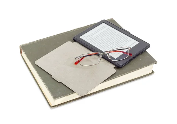 Электронные и мужские очки на обычной бумажной книге — стоковое фото