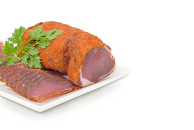 Kısmen beyaz tabak portre üzerinde kurutulmuş domuz eti bonfile dilimlenmiş