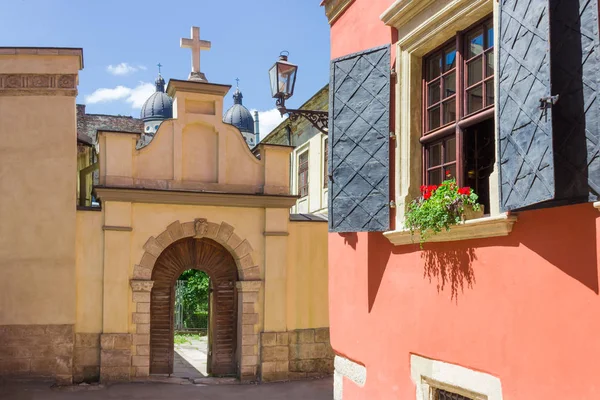 Pequeño patio entre edificios históricos en Lviv, Ucrania — Foto de Stock