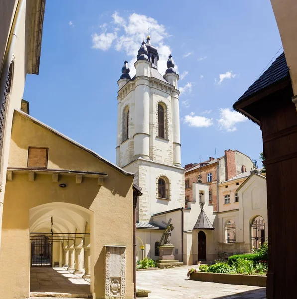 Bell tower en binnenplaats van Armeense kathedraal in Lviv, Oekraïne — Stockfoto