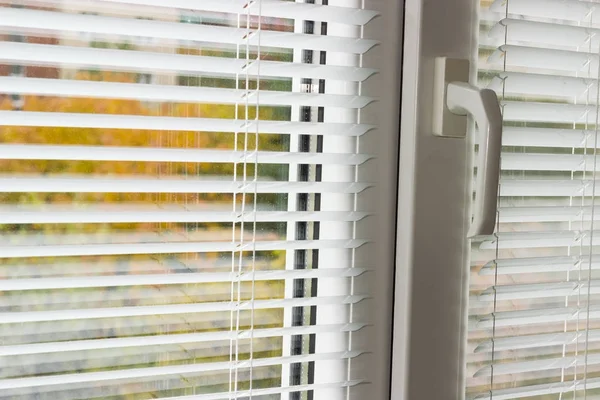 Persianas venecianas blancas en una ventana de plástico moderna — Foto de Stock