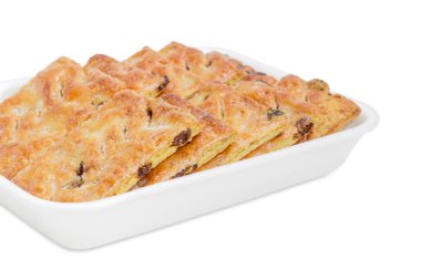 Köpük gıda kapsayıcısında üzümlü kurabiye katmanlı