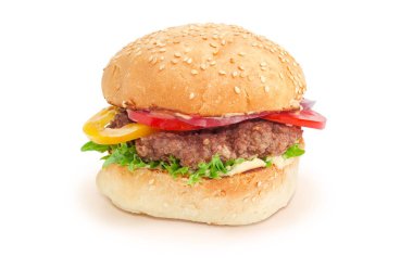 Hamburger sığır patty ve beyaz bir arka plan üzerinde sebze ile