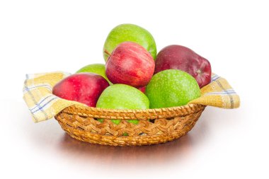 Damalı peçete hasır sepet içinde kırmızı ve yeşil elma