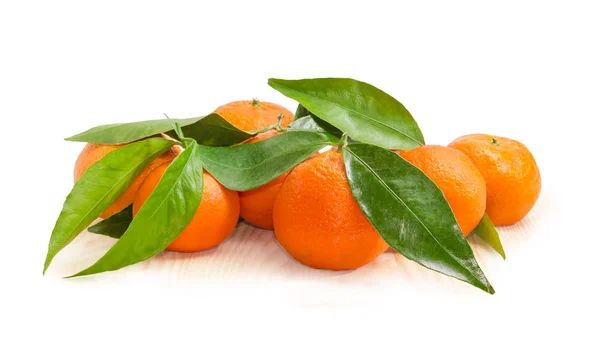 Mandarinen und kleine Zweige mit Blättern — Stockfoto