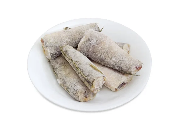 Carcaças do peixe de água salgada congelado em prato branco — Fotografia de Stock