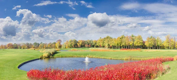 Gran planicie con estanques en el parque en el día de otoño — Foto de Stock