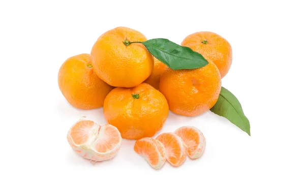 一堆橘子和去皮柑桔 — 图库照片