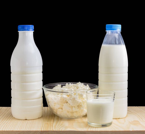 Молоко и молочные продукты на черном фоне
