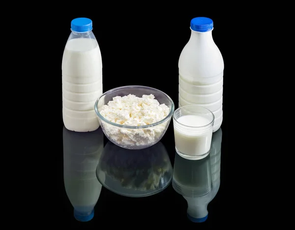 Milch und Milchprodukte auf einer dunkel reflektierenden Oberfläche — Stockfoto