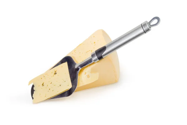 Käseschneider auf dem Stück Käse — Stockfoto