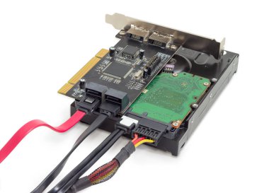 Sabit disk sürücüsü ile disk denetleyici kartı ve bağlı kabloları