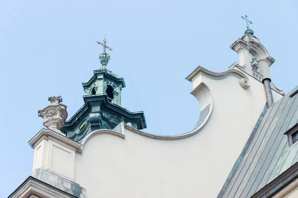Haut baroque du clocher et éléments de décoration de l'église catholique — Photo