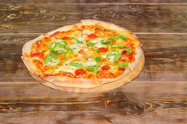 Eski ahşap masa üzerinde pişmiş pizza