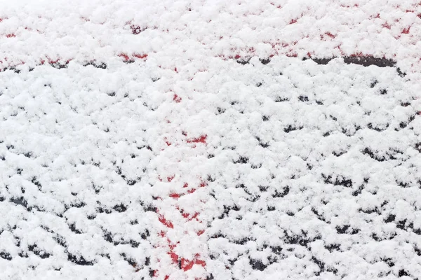 Υφή του το αφράτο χιόνι σε μια πλευρά του αυτοκινήτου — Φωτογραφία Αρχείου