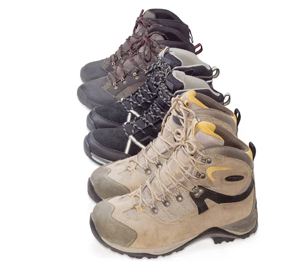 Ряд различных пар ботинок для походов — стоковое фото