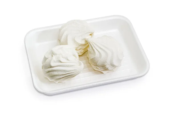 Zefir branco em recipiente de comida de espuma em um fundo branco — Fotografia de Stock