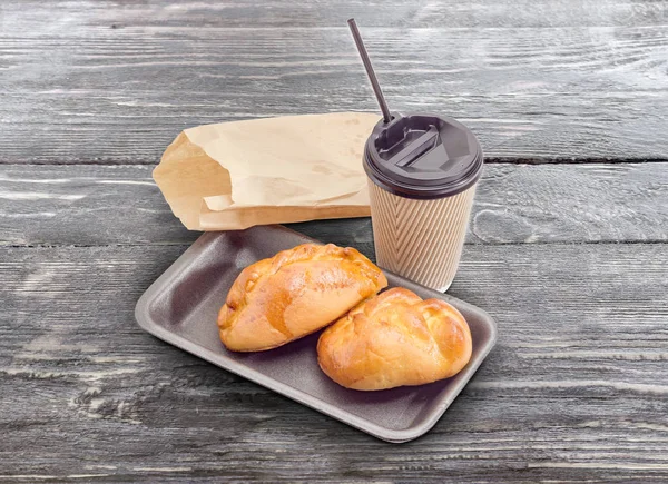 Tortas com queijo cottage e chá em copo de papel — Fotografia de Stock