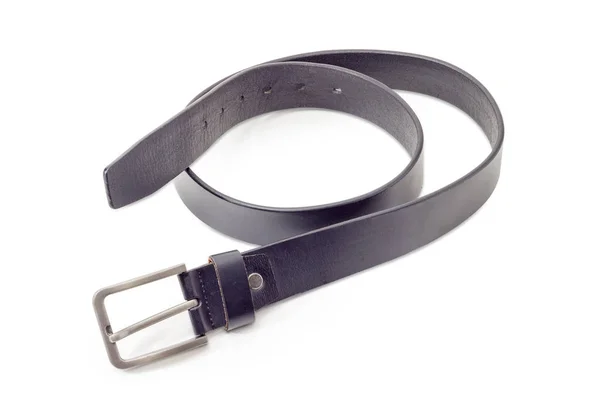 Cinturón de cuero negro sobre un fondo blanco —  Fotos de Stock