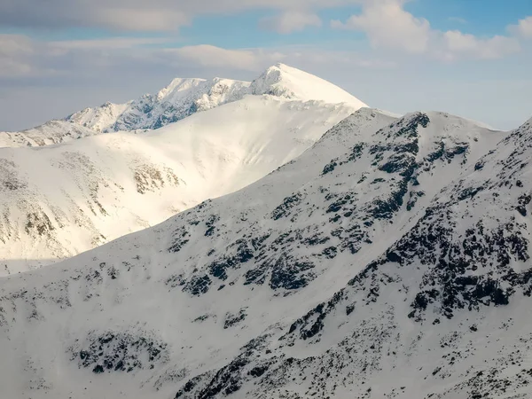 Encostas de montanha cobertas de neve em Low Tatras, Eslováquia — Fotografia de Stock